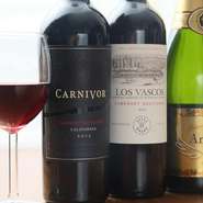お酒は、看板メニュー『ジャンボステーキ』に合わせた品揃え。特に「黒ワイン」と呼ばれる『カーニヴォ　カベルネ・ソーヴィニヨン』は極上の組み合わせ。好みのワインを持ち込んで楽しめるのも嬉しいサービスです。