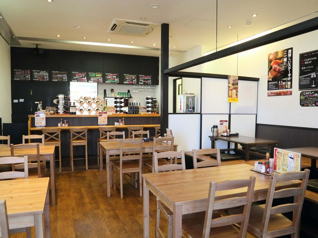 リラックスできるアットホームな雰囲気の中でお肉をガブリ