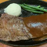 「まかせてお肉のプロに」肉のプロが数ある肉料理を研究してたどり着いた「シンプルで繊細なステーキ」。使用部位も探し求めた納得品質です。ジャンボステーキの為だけに作ったデミグラスソースとの相性が抜群です。