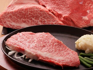 食感、肉の旨み、サシの入り具合を見て厳選した「牛肉」