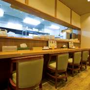 店内は明るく清潔感のある雰囲気。カウンター席は5席あり、一人でのランチや、夜も食事や晩酌に気兼ねなく利用できます。食材は地場のものが多く、お米は大崎市内のひとめぼれを使用。