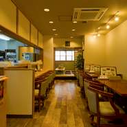 座敷の個室があるので、周囲の目を気にせず寛ぎながら食事ができるのもうれしい。年代問わず愛される中華は、ファミリーや幅広い年代が集まる仲間との食事会にも利用できます。