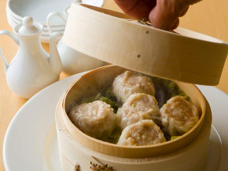 手づくりにこだわり、一つ一つ丁寧に包まれた『シュウマイ 五個』。夜限定メニュー