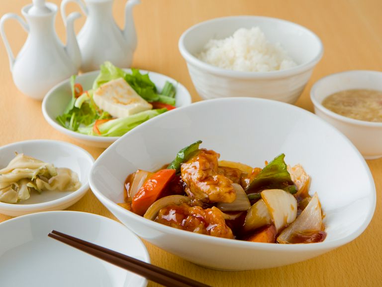 豚肉には贅沢にヒレ肉を使用しているので柔らかく、女性にも人気の一品『スブタ定食』