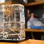 純氷だけでなく、栃木県日光市にある老舗の蔵元「松月氷室」の希少な天然氷を使ったかき氷も楽しめます。天然氷でしか出せないきめ細やかでふわふわとした食感は、口に入れた途端にとろけてしまうほど繊細です。