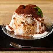 ミルクシロップ、コーヒーシロップ、マスカルポーネ、ココアパウダーの絶妙なバランス。かき氷でありながらティラミスの味わいを見事に表現。