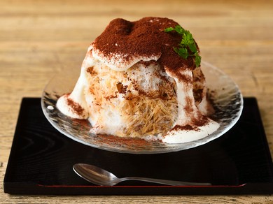 ふわふわ氷の上にマスカルポーネがたっぷり！ 　“かき氷”のイメージを革新する『ティラミス』