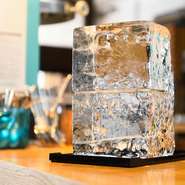 純氷だけでなく、天然氷のかき氷もお選びいただけます。削り方にもこだわり、上層は薄めにして軽やかな食感を、下層は少し厚めに削ることで溶けにくく最後までおいしく食べていただけるように心がけています。