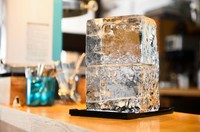 純氷だけでなく、天然氷のかき氷もお選びいただけます。削り方にもこだわり、上層は薄めにして軽やかな食感を、下層は少し厚めに削ることで溶けにくく最後までおいしく食べていただけるように心がけています。