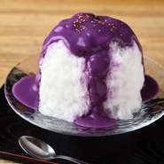 上品な甘さのシロップが絶品。散りばめた胡麻がアクセントになっています。鮮やかな色合いは、紫いもそのままの色です。