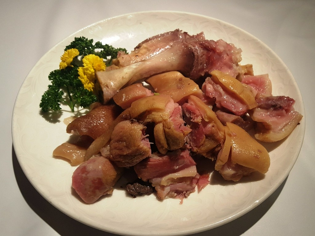 外はパリっと、内側がジューシーな食感のコントラストを楽しめる『豚すじ肉の揚げ物』
