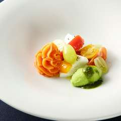 季節で変わる旬の素材をふんだんに使用した、視覚に食欲を訴えるイタリアンのコース料理