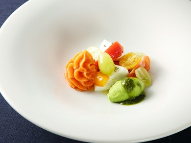 季節で変わる旬の素材をふんだんに使用した、視覚に食欲を訴えるイタリアンのコース料理
