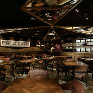開放感あふれるダイニングエリア。ブッフェスタイルでは70名～130名までが食事を楽しめます。プロジェクター・マイク・音響設備・クロークと設備も充実していますので、パーティーの際は気軽にご相談を。