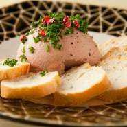 “まずはCAVAで乾杯”。そんなときおすすめの鶏レバームース。 濃厚かつクリーミーな口当たりで、白ワインにも赤ワインにも合います。