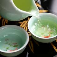 鉄観音茶の故郷・福建省で有機栽培でつくられる茶葉、台湾の高地で育つ最高級茶葉など、多種多様な中国茶を取り揃え。美しい茶器を用い、香り・色・味わいの頂点を引き出す抽出法でご提供します。