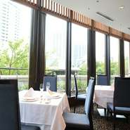 料理・接客・空間のクオリティとも、安心して商談や会食を進められる内容。ディナーに加え、ランチミーティングの場所としても好評です。眺めのいい3階は、昼は陽光が心地よく、夜はロマンチックな雰囲気に。