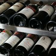 ソムリエ資格を持つ支配人が、広東料理に合う味わいをヨーロッパ、ニューワールドから厳選。接待や会食シーンに向くシャンパーニュ、ブルゴーニュなどの銘醸ワインに加え、今注目の北米産まで幅広く揃います。