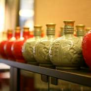 【赤坂璃宮】でこそ味わえる紹興酒の名品をご用意。中国・浙江省の名酒蔵「唐宋」の7・15・27・35年モノの紹興酒を揃え、店のオリジナルボトルでご提供。熟成を経た、めくるめく美酒の世界にひたれます。