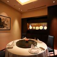 クラシックな内装の個室が3部屋（各々4〜12名様）、楕円形テーブルを配したモダンな個室が1部屋（8名様まで）。クラシックタイプは間仕切り調整で、最大20名様まで可能。2名様のご利用もご相談ください。