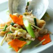 日本の旬魚介や季節野菜を厳選して紡ぐ、滋味深い広東料理を提供。スパイスや油を程よくひかえた、穏やかで優しい味が特徴です。点心は紫芋など季節ごとの味も登場。ランチ・ディナーとも、ゆったりくつろげます。