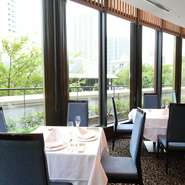 さらに魅力を増す赤坂の街を、身近に感じられるロケーション。開放感あふれる3階は、昼は陽光が心地よく、夜は赤坂サカス周辺の夜景が間近に。桜の開花時期は、隠れたお花見スポットとしても人気です。