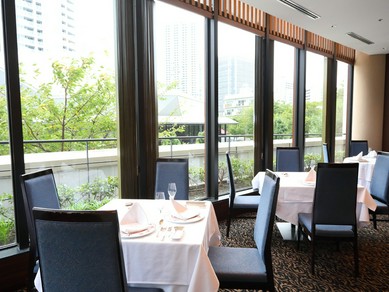 3階の大きな窓からは魅惑の街を一望。春は桜の隠れ名所に