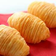 一つ一つ手づくりで仕上げる点心のなかでも一押しの品。大根を千切りにしてスープで煮込み、金華ハムなどと合わせてパイ皮に包み、揚げ点心に。サクッと香ばしい皮、中の具のとろける食感と上品な旨みが極上です。