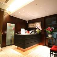 敷居が高いと思われがちですが、店内の雰囲気とサービスはいたってアットホーム。広東料理の名店としての品格は保ちつつ、お客様一人一人が居心地よく過ごせる接客に努めています。ぜひ、お気軽にどうぞ。