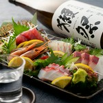 鮮度が命！その日一番の素材が味わえる『お造り5種盛り』（一人前）