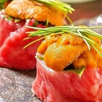 肉と魚介類の旨さの融合『牛のうにく寿司（2貫）』