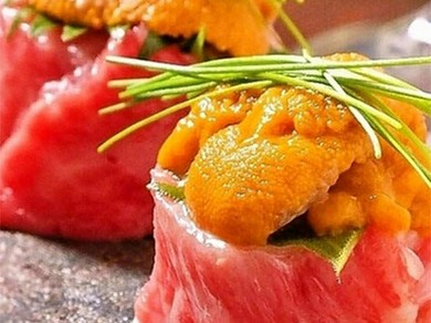 肉と魚介類の旨さの融合『牛のうにく寿司（2貫）』