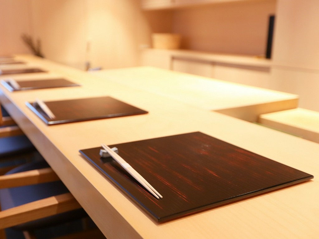 柔らかい間接照明が用いられた、心からくつろげる癒しの空間