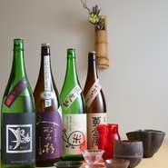 日本酒は銘柄に定番をつくらず、常に新しい銘柄を吟味して追加や入れ替えを行うこだわりよう。常連でも飽きのこないような取り揃えとなっており、いつ行っても飲みあきません。