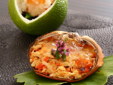 かぼすの風味際立つ『もくず蟹と渡り蟹の甲羅盛り　かぼす酢ゼリー　つるむらさきの花』