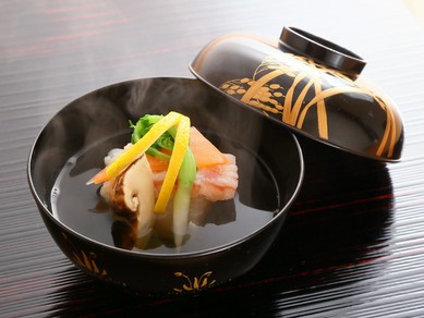 季節感溢れる『伊勢海老の葛打ち　小蕪の椀物　松茸　結び人参　間引菜　松葉黄柚子』