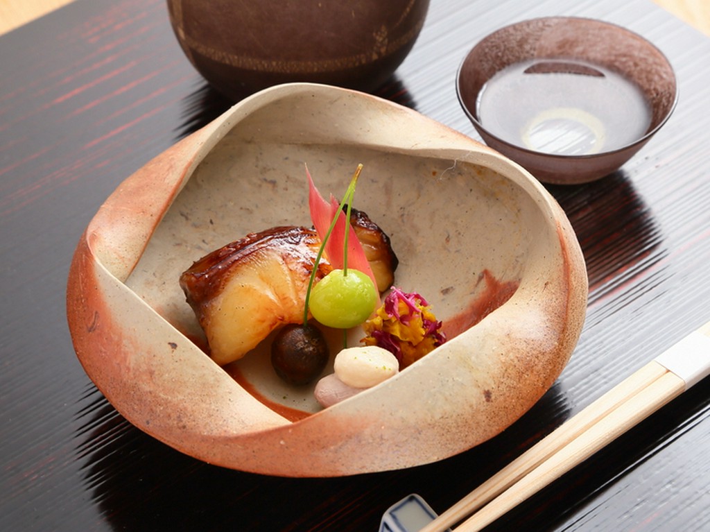 滋味深い『味噌漬け焼き　針葱と奈良漬け刻み　銀杏、零余子唐揚げ　松葉ざし　酢取り茗荷』