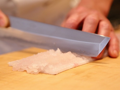 職人ならではの技「鱧の骨切り」