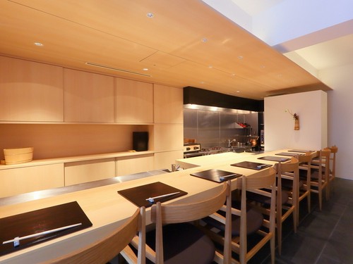 華麗な包丁さばきを見られるのがカウンターの醍醐味