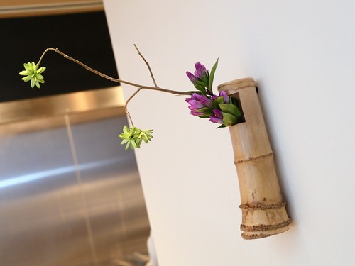 さりげなく飾られた花にも感じられる和の心遣い