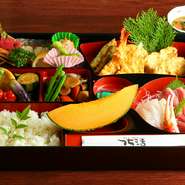 季節の魚や天婦羅、野菜料理などが入り、改まった席にも最適な『仕出し弁当』。2500円より各種、合計金額1万円より承ります。詳しくはお問い合わせください。