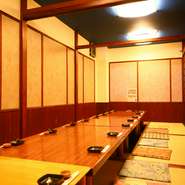 【つち活】には連日連夜、おいしい料理と酒を目当てに人が集ってにぎやかです。新鮮な魚介やくじらがメインの料理はシンプルな味わいで「次の宴会もまたここで」とメンバーも納得です。