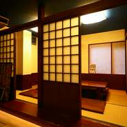 大人数の宴会に対応できる掘りごたつの席のほか、2名～4名で利用可能な落ち着いた個室もあります。人気のお部屋なのでご予約はお早めに。