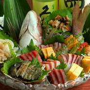 活きのいい旬の鮮魚をたっぷりと盛り合わせる『刺身盛合せ』は【つち活】の定番。「あわび」「ほたて」「赤貝」「うに」などの高級ネタも入り、お値打ちです。日替わりの内容はスタッフまでお尋ねください。