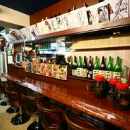 カウンター席は1人、2人などで気軽に利用できます。飲み直しの一杯を楽しみたい方、遅い時間に食事したい方など、いつでも歓迎です。