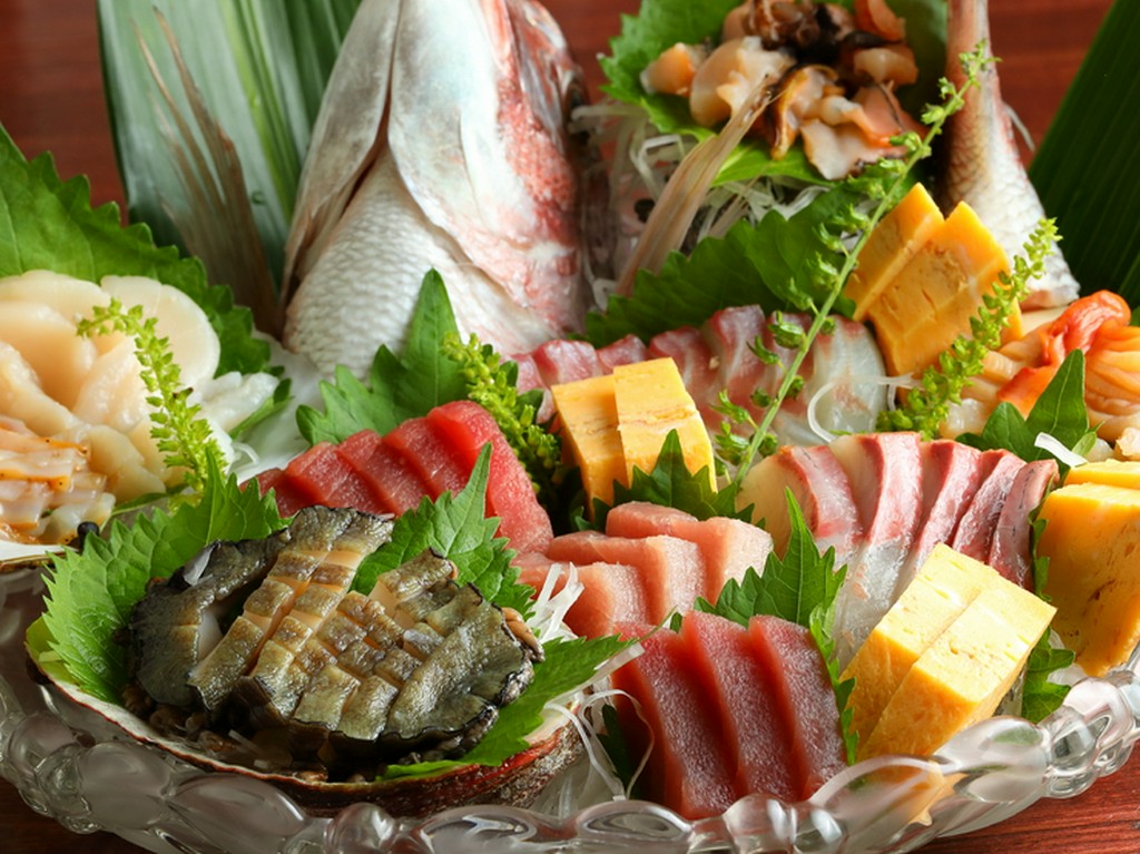漁師直送だから鮮度が違う！「赤貝」「ほたて」「あわび」などの特選素材も入る『刺身盛合せ』