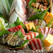 海に出ていたこともある大将が漁師仲間から直で買い付ける鮮魚の刺し身は一味もふた味も違います。日替わりの内容と価格はスタッフまでお尋ねください。