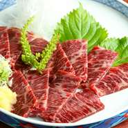 低カロリー高たんぱくで注目の「くじら」。【つち活】では多彩なくじら料理を提供していますが、その中でも一押しなのがこちら。口の中で良質な脂がとろけます。