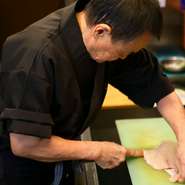 初めての方も常連の方もくつろいでいただける雰囲気です。来店したらまずは「おすすめ」をお尋ねください。お気に入りの料理がきっと見つかります。