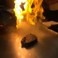 【鉄板焼　焔】では、カウンター前の鉄板で、調理しているところを見ることが出来ます。